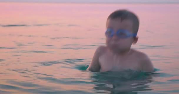 Chico buceando y salpicando en agua de mar — Vídeo de stock