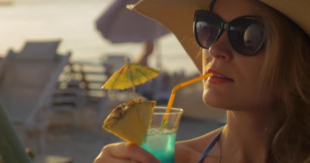 Femme en chapeau et lunettes de soleil Cocktail à boire — Video