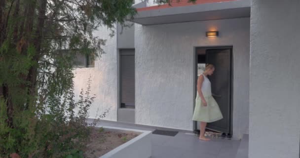 Mujer poniéndose zapatos y saliendo del albergue — Vídeo de stock