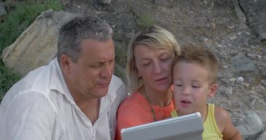 Bir çocuk ve onun dedesi ile Tablet