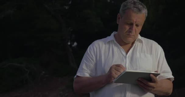 Uomo Digitando in Tablet in Twilight — Video Stock