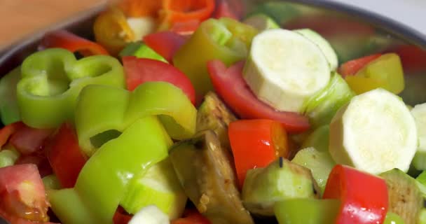 Додавання нарізаних овочів у салат — стокове відео