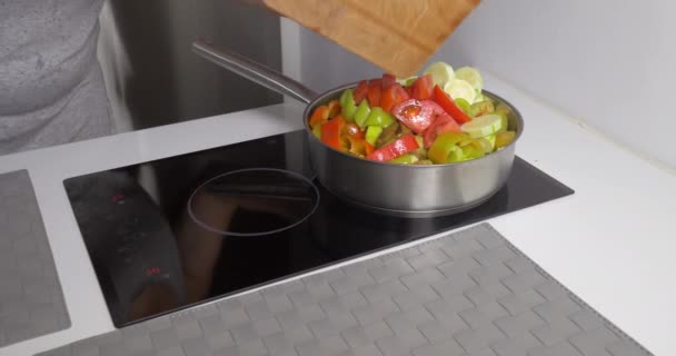 Matlagning gryta grönsaker — Stockvideo