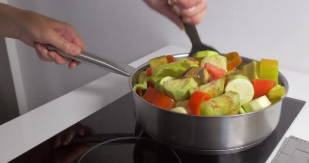 Cocinar plato vegetariano casero — Vídeos de Stock