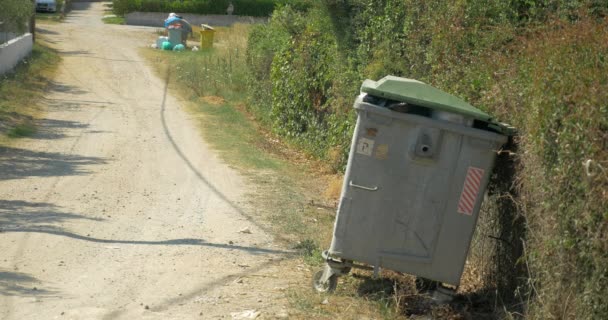 Mujer sacando la basura al contenedor de la calle — Vídeos de Stock