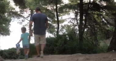 Adam ve çocuk parkta yürüyüş
