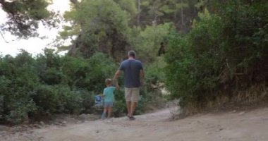 Baba ve oğul ormanda walking away