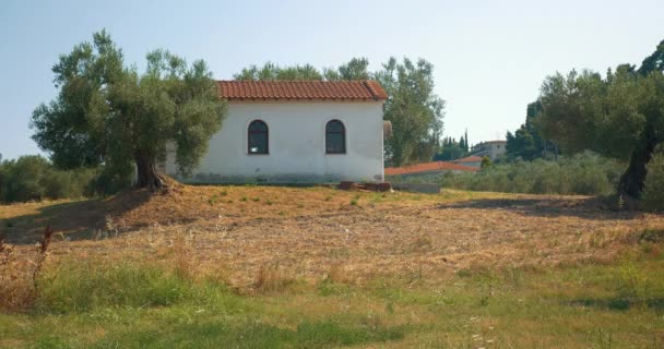 Vista sobre el edificio en el campo — Vídeos de Stock