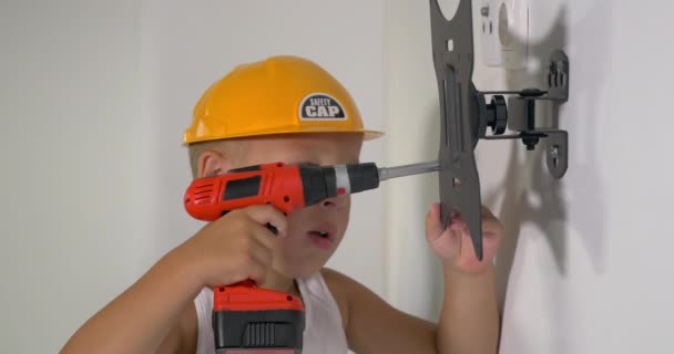 Little service man with toy screwer — Stock Video