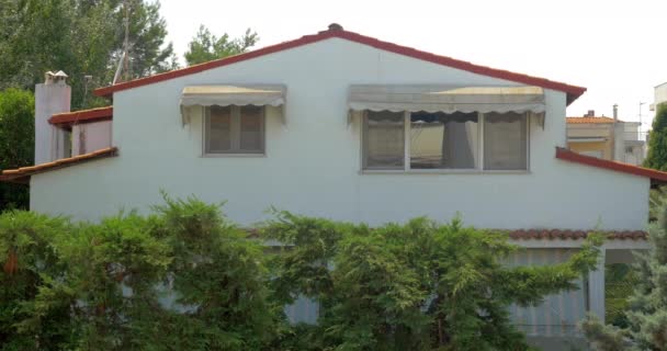 Vista sobre casa con pared blanca y techo rojo — Vídeos de Stock