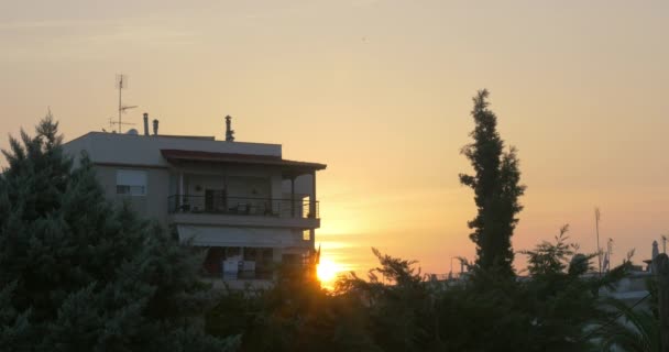 Будинку в тихому місці на заході сонця — стокове відео