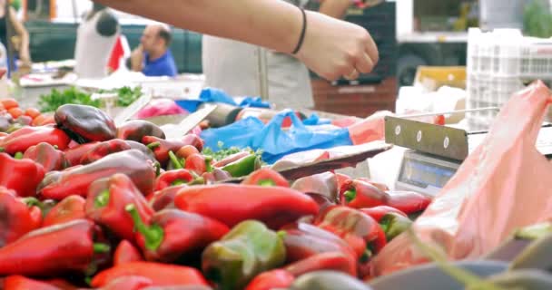 Comprar pimientos rojos en el mercado callejero — Vídeo de stock