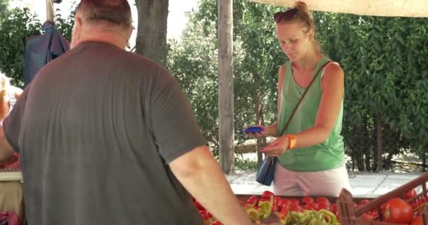 Mulher que paga por legumes no mercado — Vídeo de Stock