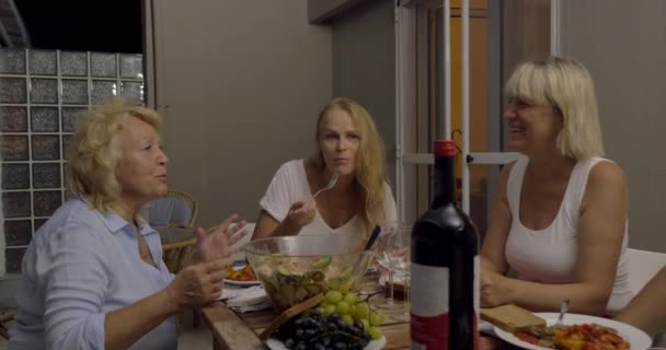 Família na mesa de jantar falando — Vídeo de Stock