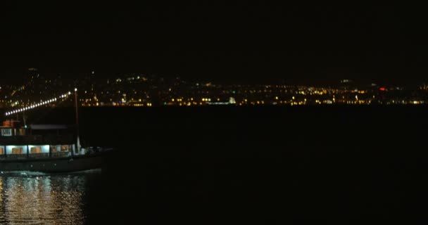 在晚上的城市滨水区航行的船 — 图库视频影像