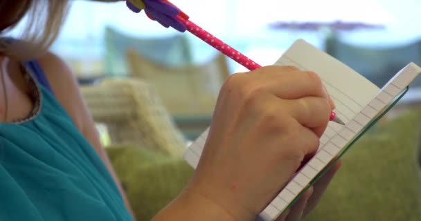 Запис ручкою в блокноті — стокове відео