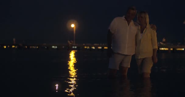 Paret tittar på ljus segling på vatten — Stockvideo