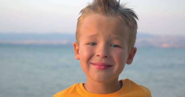 Lilla blonda barn på havet bakgrund — Stockvideo