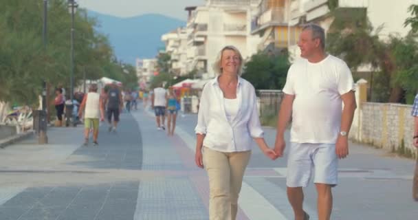 Pareja teniendo agradable paseo en el complejo de verano — Vídeo de stock