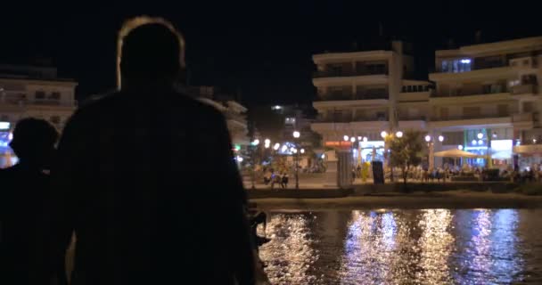 Muelle y plaza de la ciudad con gente por la noche — Vídeos de Stock