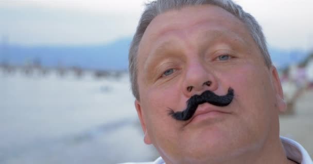 Älterer Mann mit lustigem falschen Schnurrbart — Stockvideo