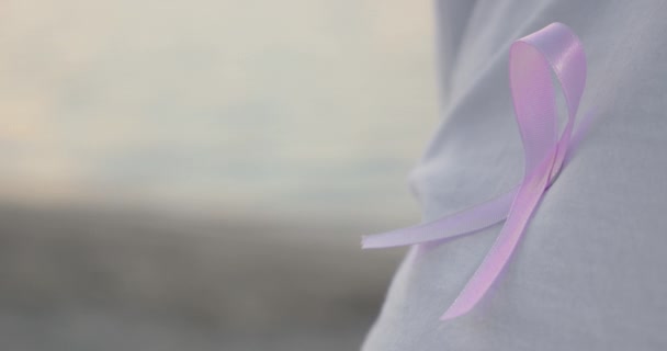 Рожева стрічка обізнаності про рак грудей на сорочці — стокове відео