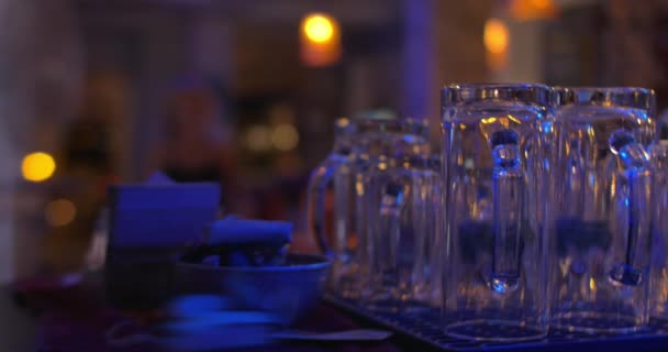 Schoon glaswerk in de bar — Stockvideo