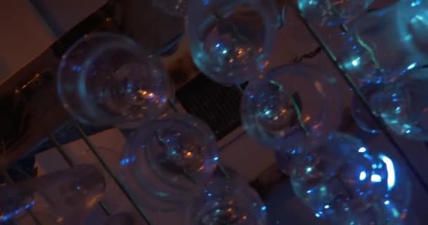 Czyste naczynia szklane wiszące w barze — Wideo stockowe