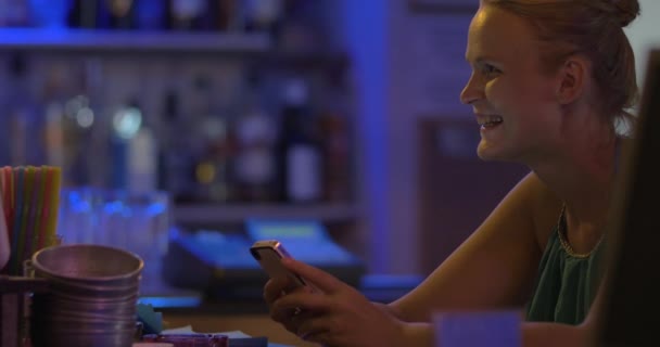 Femme avec Smartphone Cocktail commandé avec Sparkler — Video