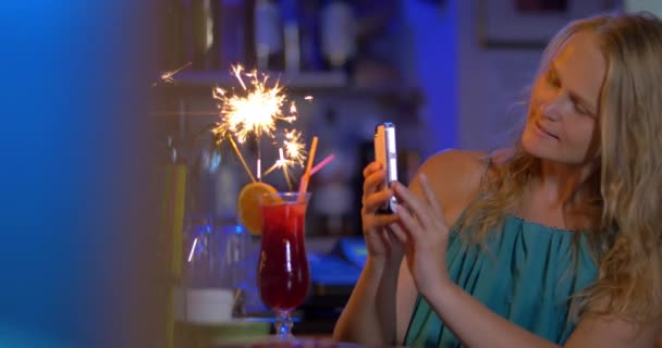 Donna che fa selfie con cocktail e sparkler — Video Stock