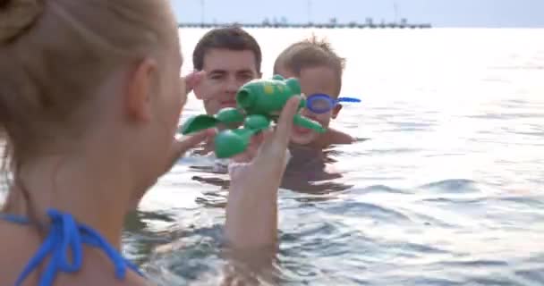 Rodzina bawiąc się zabawkami pływanie w morzu — Wideo stockowe