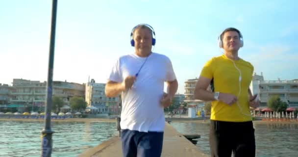 Homme Vérification montre intelligente pendant le jogging du matin — Video