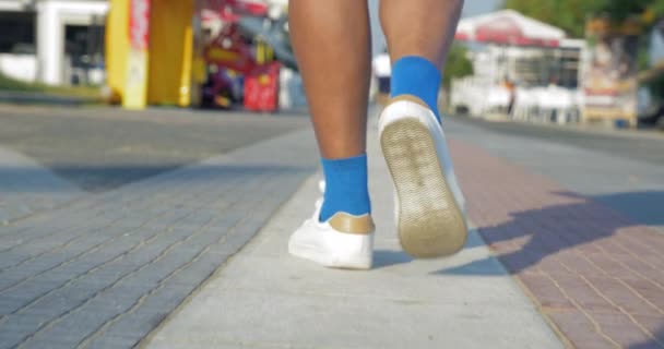 Senior mujer velocidad caminar al aire libre — Vídeo de stock