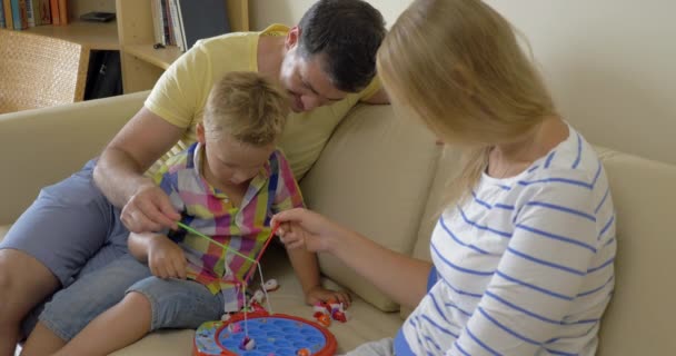 Rodzice i dziecko gry wędkowanie gry w domu — Wideo stockowe