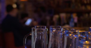 Züccaciye Mağazaları ve adam ile yastık Cafe