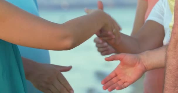 Gruppo di persone che si stringono la mano — Video Stock