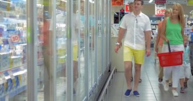 Gıda süpermarket süt bölümünde alarak aile