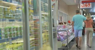 Süpermarkette buzdolabı boyunca yürüme Çift