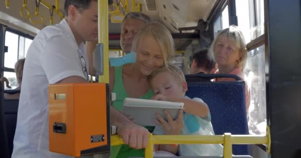 Família divertido com tablet PC no ônibus — Vídeo de Stock