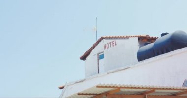 Word bina çatı üzerinde yazılı otel