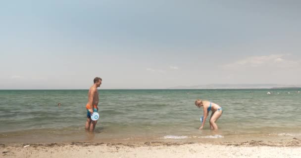 Jóvenes disfrutando del tenis en el mar — Vídeo de stock