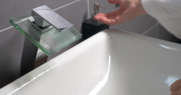 Händewaschen unter dem modernen Wasserhahn — Stockvideo