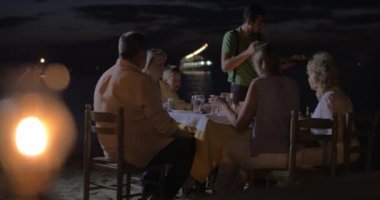 Akşam yemeği için aile açık kafede garson garson