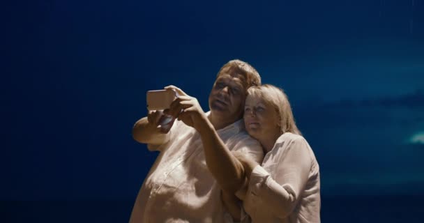 Pareja tomando selfie Smartphone en la noche — Vídeo de stock