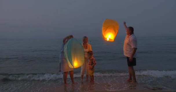 Glückliche Familie gibt Himmelslaterne frei — Stockvideo