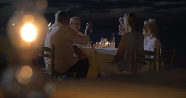 Velká rodina kolem stolu — Stock video