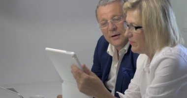 Tabletle Çalışan İş İnsanları