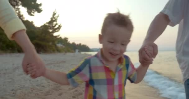 Feliz de tener paseo al aire libre con los abuelos — Vídeo de stock