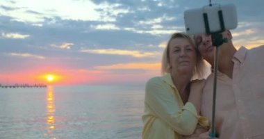 Gün batımında selfie alarak tatil Çift