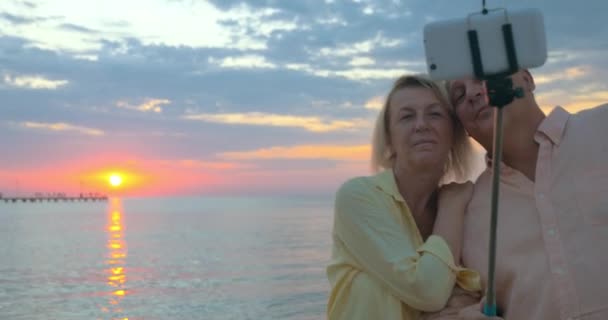 Coppia in vacanza scattando selfie al tramonto — Video Stock